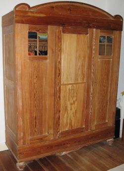 AntikerKkleiderschrank Antiker Kleiderschrank